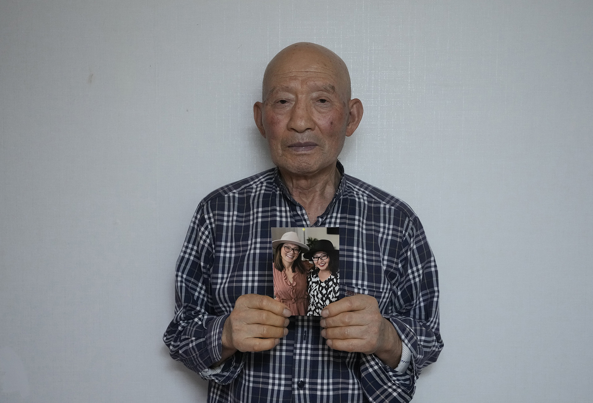 Park Jong-kyun holds a photo showing his twin daughters.